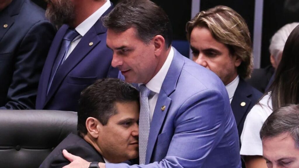 O escândalo do Banco Master criou rachaduras no campo conservador. Flávio descartou Ciro como vice e busca uma mulher para a chapa. Entenda como o PL tenta preservar suas alianças estaduais.