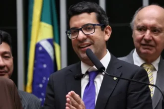 "Operação Castratio: agentes da Polícia Federal durante busca e apreensão contra Marcelo Queiroz"